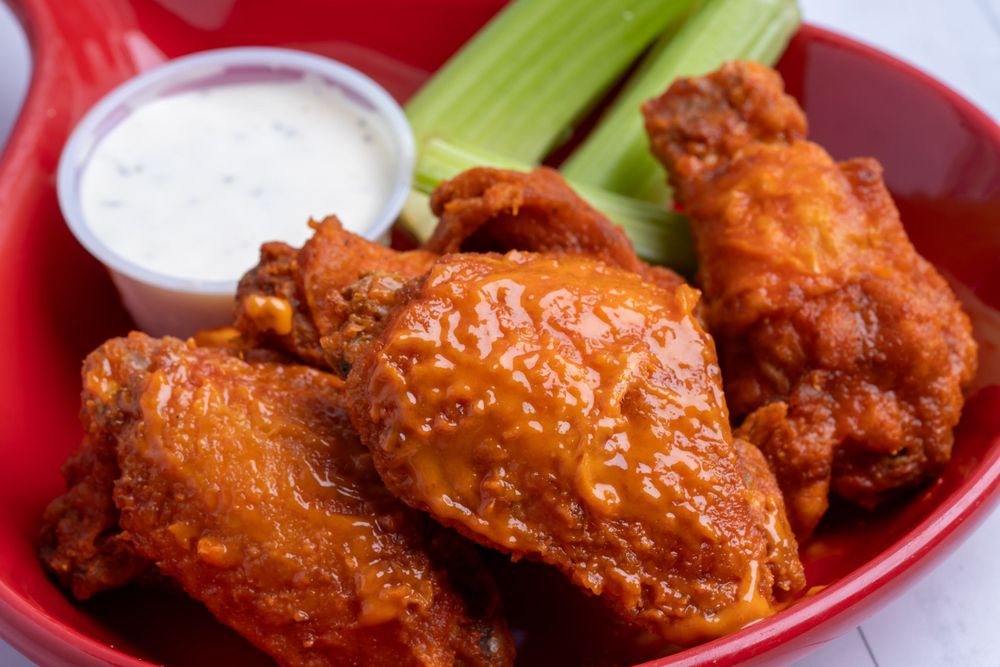 Buffalo wings with celery and ranch